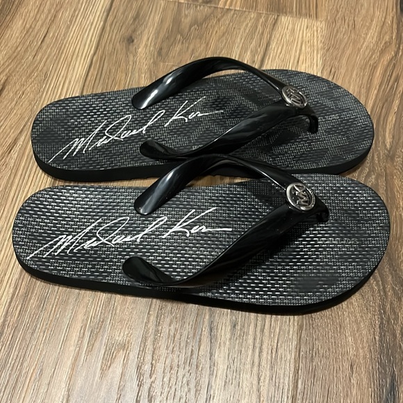 Michael Kors black ladies flip flops, size 6 - Picture 2 of 6
